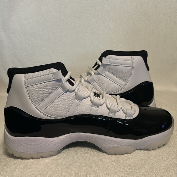 Air Jordan 11 Retro White/ Metallic Gold-Black. Size 10.5 main image 7